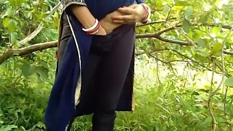 Indian Aunty Gets Fucked In Public In Jangal Mein Mangal